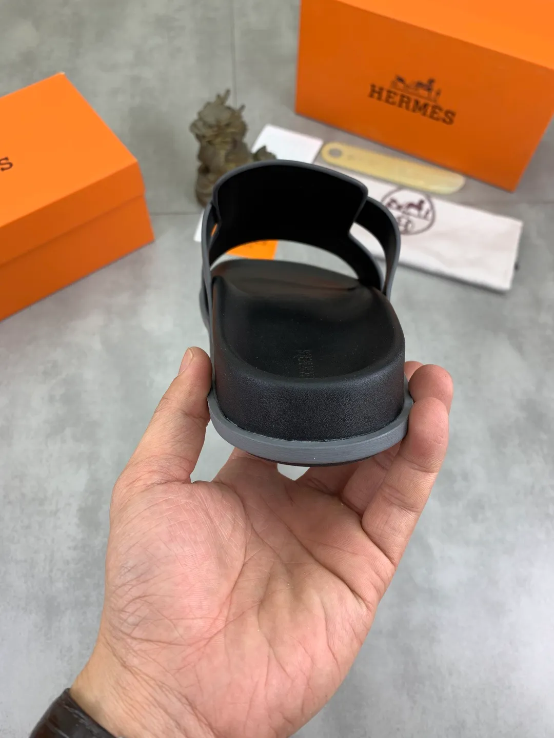 Men's shoes 💰P440 New [HERMES] high-end quality new Hermès slippers, made of imported silk calfskin, wear-resistant and non-slip rubber outsole. Fashionable and elegant code number: 39-44 (38 45 46 customized)